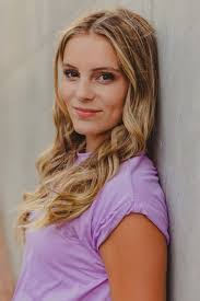 Eva Hunt's Instagram, Twitter & Facebook