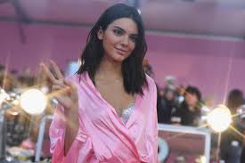 Kendall Jenners Nude Photos Leak Online: Twitter Reacts