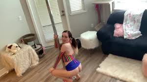 Chica Raver se desnuda, abre el coño en el poste y twerks