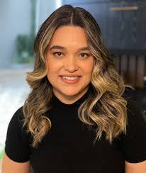 Nada como realçar a beleza dos fios castanhos com luzes sutis e elegantes,  que trazem profundidade, movimento e aquele toque de sol ✨ As mechas morena  iluminada são ideais para quem quer