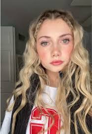 Sarah Strachan's Instagram, Twitter & Facebook