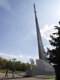 Sixty years ago, cosmonaut yuri gagarin became the first man to fly into space. Denkmal Zu Gagarin In Irkutsk Russland Redaktionelles Foto Bild Von Blume Kopf 18487911