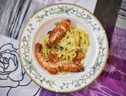 Hidangan ini dibuat dengan bawang putih yang dihiris, dicincang atau di'tekan' dalam minyak zaitun, ditumis secara ringan. Cara Mudah Buat Spaghetti Aglio Olio Udang Galah Ohsempoi