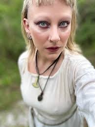 Kris Ary's Instagram, Twitter & Facebook