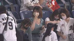DAZNで野球観戦中の千葉ロッテ巨乳女子が胸チラしてるシーンが映り込む – みんくちゃんねる