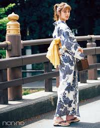 男子ウケ抜群 紺 白ベースの古風な柄 普段とのギャップモテを狙う 着物 女性 浴衣美人 着物 美人