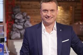 Predpoludním niekoľko zamaskovaných mužov, ktorí v priebehu pár minút obsadili najdôležitejšie posty v takmer všetkých kľúčových oddeleniach, pričom sa evidentne snažili získať absolútnu kontrolu nad novinami. Zb45v2zfkw6zgm