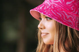 hoy a las 6:00PM 🇸🇻 se estrena “PÉTALOS DE MIEL”🌸 uno de mis videos  favoritos…de qué creen que va a tratar?👀 Gracias @ele_pacheco__ por estas  📸 tan lindas💗