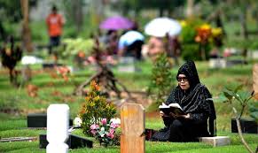 Dengan ziarah kubur, umat islam akan mengingat bahwa kematian itu nyata adanya. Tata Cara Dan Doa Ziarah Kubur Yang Disunnahkan Blog Elevenia