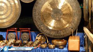Senar siter dimainkan dengan ibu jari, sedangkan jari lain digunakan untuk menahan getaran ketika senar lain dipetik, ini biasanya merupakan ciri khas instrumen gamelan. Alat Musik Gong Gambang Siter Celempung Visit Klaten