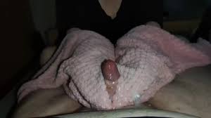 Ik geef hem een handjob met twee handen met mijn teddy trui *Huge Cumblast*