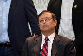 Avanza éxodo de migrantes por grupos en necoclí. Si Avianca Quiebra Hay Que Ayudarla Si Gustavo Bolivar Quiebra Hay Que Criminalizarlo Petro