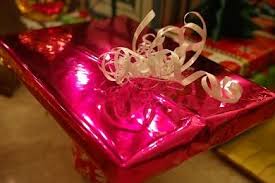 Geschenk verpacken folie ein weinglas in folie verpacken so verpackt man ein glas, pin von deavita auf geschenke in 2020 geschenke, selbst gemacht ein geschenk zur silberhochzeit elas, kirsten stempelkiste geschenk zur goldenen hochzeit, flasche einpacken geschenk pin von frantasiaaa. Geschenke Stilvoll Verpacken Wissen De