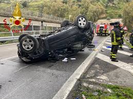 Il sinistro in autostrada giovedì mattina. Incidente Sulla A18 Messina Catania Auto Si Ribalta In Galleria All Altezza Di Ponte Schiavo Video Normanno Com