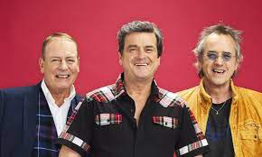 Les mckeown, the former singer of the bay city rollers, has died at age 65.his family made the announcement via a twitter post on thursday (april 22). Bay City Rollers Last Gig Ended In A Punch Up 40 Years On The Boy Band Are Back Daily Mail Online