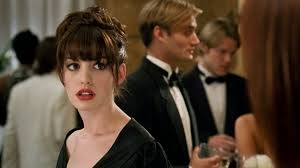 Al centro della trasformazione di cui è protagonista nel film c'è proprio un taglio di capelli che prevede la frangia più di tendenza questo . La Maxi Frangia Di Anne Hathaway In Il Diavolo Veste Prada E Tornata E Fa Tendenza La Repubblica