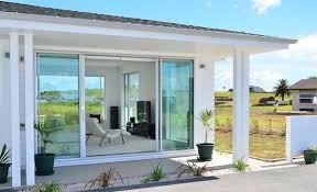 Sekalipun desain rumahnya sederhana, namun rumah di kampung mempunyai daya tarik tersendiri. Desain Rumah Minimalis Full Kaca Interistik Com