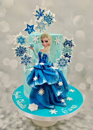 Beautiful Frozen Cake With Princess Elsa Piece Montee Reine Des Ne Gateau Reine Des Neiges Gateau Anniversaire Reine Des Neiges Piece Montee Reine Des Neiges