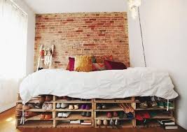 Un meuble blanc laqué en façade avec déco personnalisée associé à sa vasque en minérale blanc + mitigeur design. Lit En Palette 26 Idees Pour En Fabriquer Un Dans Votre Chambre