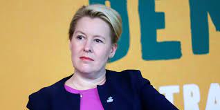 Sie wolle damit schaden von ihrer familie wie auch von ihrer politischen arbeit und von der spd abwenden. Doktorarbeit Von Familienministerin Giffey Objektiv Getauscht Taz De