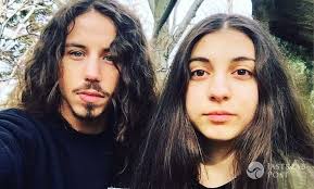 Efter splittelsen blev far szpak gift for anden gang, fra dette forhold blev damian, michał og ewa født. Michal Szpak Zlozyl Zyczenia Mlodszej Siostrze Powtozy Sukces Marleny