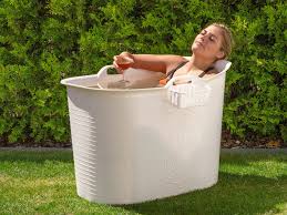 Badewanne für den garten , baden unter freiem himmel, badewanne im garten und outdoor dusche : Prosecco In Der Badewanne Auf Der Terrasse Coolstuff Fur Meine Freundin Zum Geburtstag Mamablog Mamamichi Twins Travel Family