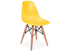 A very full gallery wall with wooden table and eames style chairs in the dining room. Kinder Stuhl Eames Dsw Gelb