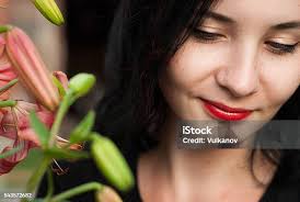 Photo libre de droit de Jeune Homme Barbu Souriant Sentant De Magnifiques  Fleurs banque d'images et plus d'images libres de droit de Prise de vue en  extérieur