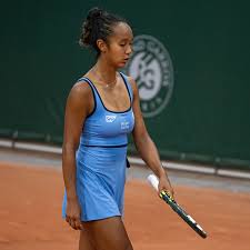 Fernandez Overpowered in Roland-Garros Opener