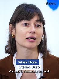 Les designeuses Olivia Grandperrin et Camille Baudelaire présentent leur  création de carte de vœux à composer soi-même avec ses stickers ludiques et  colorés. Une collaboration entre l'Atelier Baudelaire, le studio Arp is