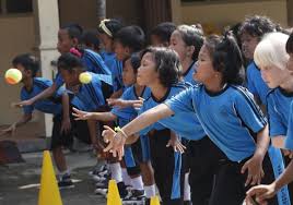 Diantaranya permainan seperti sepak bola, kasti, baseball, bola basket, dan futsal dan lainnya. Foto Sd Yosodipuro Berlatih Melempar Bola