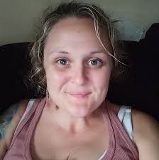 Hairstylist for curly hair with strawberry blonde roots