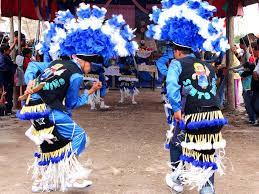 Las Fiestas Tipicas De Parras Incluyen Siempre La Presencia De Los Danzantes O Matachines Estos Son Incon Mexican People Mexican Dresses Festival Captain Hat