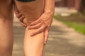 Keterangan lebih lanjut sakit belakang lutut kaki bagaimana cara mengobati nyeri lutut. Nyeri Di Area Lutut Berikut Berbagai Penyebab Dan Cara Mengatasinya