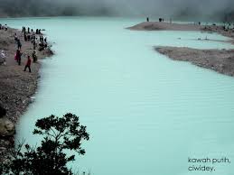 Apakah tanah yang berwarna putih di kawasan kawah putih? Kawah Putih Ciwidey Bandung Daftar Pariwisata Di Indonesia