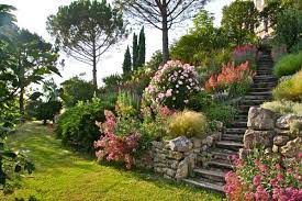 magnifique jardin fleuri marie france magazine feminin image de jardin jardins jardin en pente