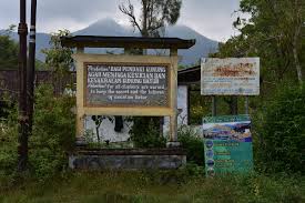 Selain melakukan adegan museum dirinya juga memperlihat keindahan suasana gunung batur, bali. Me Against The Mafia How I Hiked Mount Batur Alone