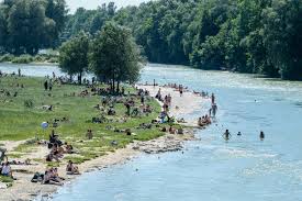 ˈʔɛŋlɪʃɐ ˈɡaʁtn̩, english garden) is a large public park in the centre of munich, bavaria, stretching from the city centre to the northeastern city limits. Heatwave In Germany Row Breaks Out Over Topless Sunbathing In Munich The Local