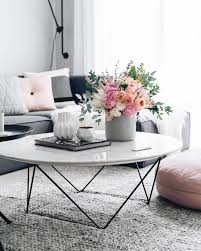 Wohnzimmer Deko Ideen Geometrische Vasen Runder Kaffeetisch Mit Marmorpatte Blumendeko Stilvolle Wohnzimmer Runder Kaffeetisch Wohnzimmerdekoration