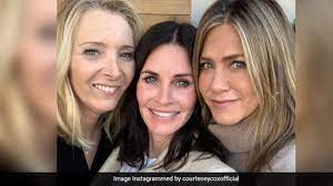 From matthew perry to jennifer aniston to the bug in lisa kudrow's hair. F R I E N D S Reunion Courteney Cox Makes Turkey Roll Jennifer Aniston Wants One Now Ndtv Food