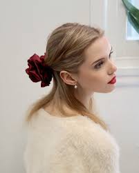 My talented daughter in law @maeadjoa has done it again.. come up with a  design that's stylish scrunchie meets corsage based