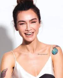 مقابلة مع بيرجي أكلاي و كلامها عن شريكها بمسلسل حب أبيض اسود. Ø¨ÙŠØ±Ø¬ÙŠ Ø£ÙƒÙ„Ø§ÙŠ Ø´Ø§Ø±ÙƒØª ÙÙŠ Ø°Ø§ ÙÙˆÙŠØ³ ØªØ²Ùˆ Ø¬Øª Ù…Ù† Ù…Ø±Ø§Ø¯ Ø£ÙˆÙ†Ø§Ù„Ù…ÙŠØ´ ÙˆØ¥Ø´ØªÙ‡Ø±Øª Ù…Ø¹ Ø¥Ø¨Ø±Ø§Ù‡ÙŠÙ… ØªØ´ÙŠÙ„ÙŠÙƒÙˆÙ„