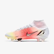 Den övre delen är utformad i en super mjuk teijin mikrofiber kvalitet som ger den mest optimala bollkontakt. Nike Fotbollsskor For Man Nike Se