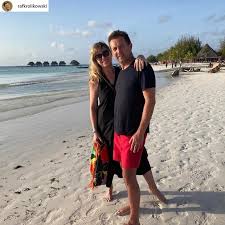 Artur orzech po 16 latach odszedł z radiowej trójki. Rafal Krolikowski Wypoczywa Na Zanzibarze U Jego Boku Bawi Sie Zona Dorota To Bardzo Piekna Kobieta