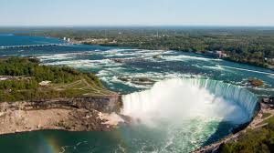 Les chutes du niagara ou chutes niagara (toponyme officiel au canada,), en anglais niagara falls, sont un ensemble de trois chutes d'eau situées sur la rivière niagara qui relie le lac érié au lac ontario, dans l'est de l'amérique du nord. Chutes Niagara A La Decouverte De Fun Facts De Cet Incontournable Viago
