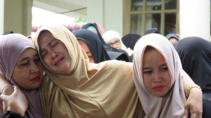 Hasil gambar untuk Suaminya Meninggal Dibunuh, Istri Menangis Sampai Pingsan Pingsan, Ternyata Ia Otak Pembunuhannya"