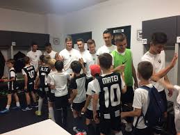 Pe mâneca dreaptă este inscripționat. Incredibil Academia U LuceafÄƒrul Nu ExistÄƒ Dar Clubul Este Devalizat DupÄƒ Metoda Walter Numai U