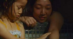 Dans une famille, le père est en prison, la fille pleure devant l'hôtel et la mère est contente, elle sourit. Une Affaire De Famille Il Etait Une Fois Le Cinema