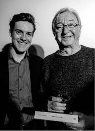 Jiří suchý zpívá hit krajina posedlá tmou, který napsal spolu s jiřím šlitrem, záznam ze snímku recital 64.více o semaforu: Jiri Suchy Z Tabora Odskakovani Z Velke Na Malou Divadelni Noviny