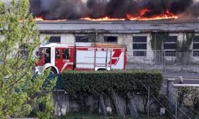 Sul posto tre mezzi dei vigili del fuoco al lavoro per domare il rogo. Grave Incendio In Un Area Industriale A Bollate Prima Milano Ovest